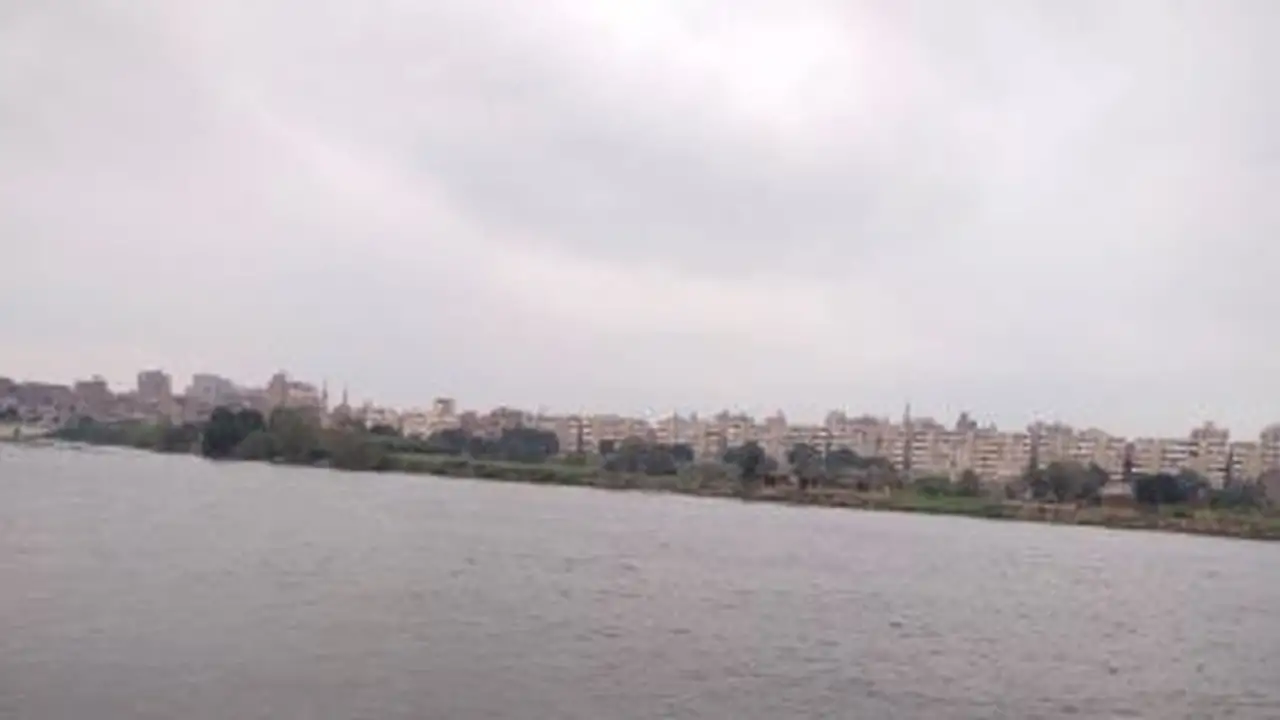 انخفاض 12 درجة.. خرائط الطقس تحذر المسافرين من ضباب رياحي يضرب القاهرة